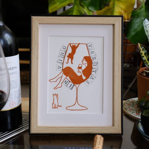 in vino veritas ; linogravure ; oeuvre originale ; atelier du lys ; Montpellier ; suzon bastide ; vin ; chat ; poésie