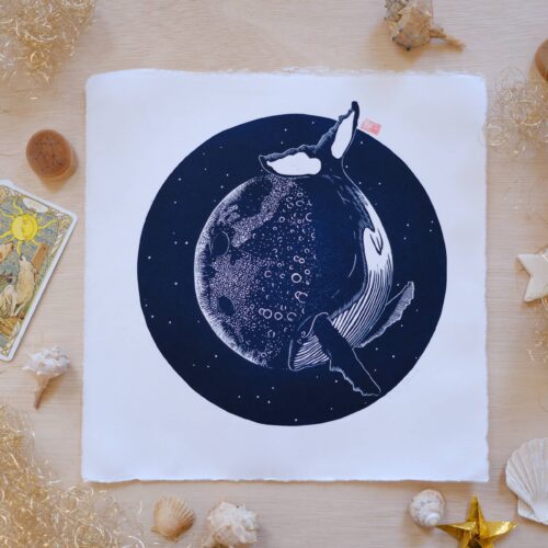 linogravure ; oeuvre originale ; atelier du lys ; Montpellier ; suzon bastide ; onirique ; rêve ; poésie ; liberté ; céleste ; poétique ; bébé ; enfant ; mer ; ciel ; nuit ; étoiles ; lune ; nocturne ; balune ; baleine océan ; linogravure onirique balune