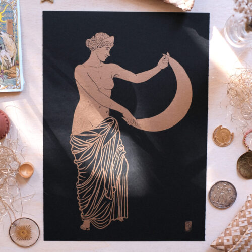 lune antique ; artemis ; linogravure ; oeuvre originale ; atelier du lys ; Montpellier ; suzon bastide ; antiquité ; or ; doré ; lune ; onirique ; rêve ; sculpture ; drapé ; poésie