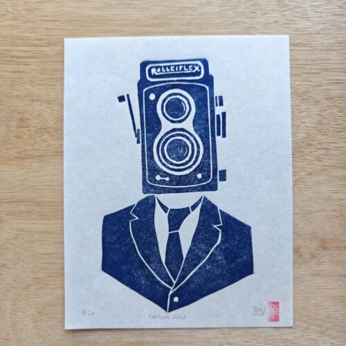 linogravure ; oeuvre originale ; atelier du lys ; Montpellier ; suzon bastide ; onirique ; rêve ; photographie ; photographe ; camera ; camera man ; absurde ; vintage ; brocante ; bleu ; poésie
