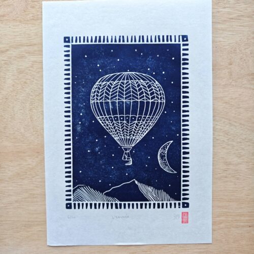 l'envolée ; linogravure ; oeuvre originale ; atelier du lys ; Montpellier ; suzon bastide ; nuit ; nocturne ; montgolfière ; onirique ; rêve ; voyage ; poésie