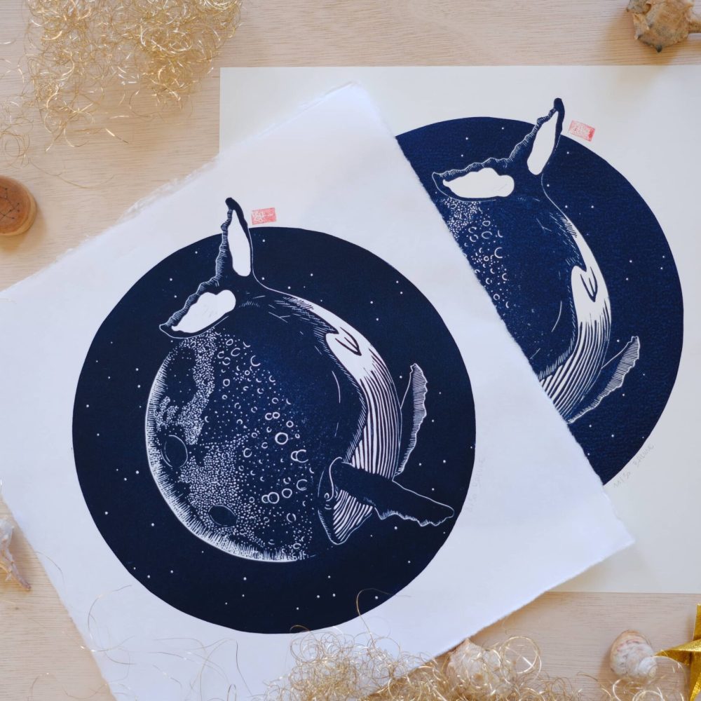 linogravure ; oeuvre originale ; atelier du lys ; Montpellier ; suzon bastide ; onirique ; rêve ; poésie ; liberté ; céleste ; poétique ; bébé ; enfant ; mer ; ciel ; nuit ; étoiles ; lune ; nocturne ; balune ; baleine océan ; linogravure onirique balune
