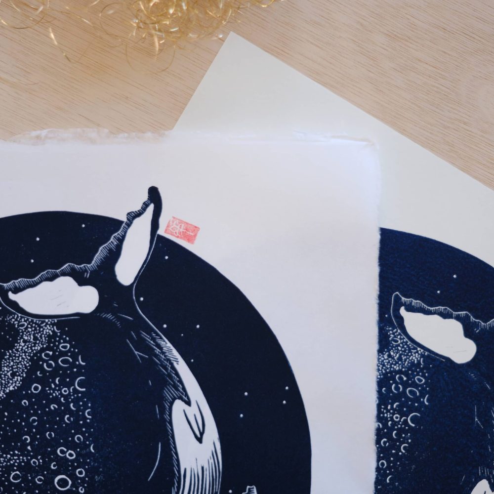 linogravure ; oeuvre originale ; atelier du lys ; Montpellier ; suzon bastide ; onirique ; rêve ; poésie ; liberté ; céleste ; poétique ; bébé ; enfant ; mer ; ciel ; nuit ; étoiles ; lune ; nocturne ; balune ; baleine océan ; linogravure onirique balune