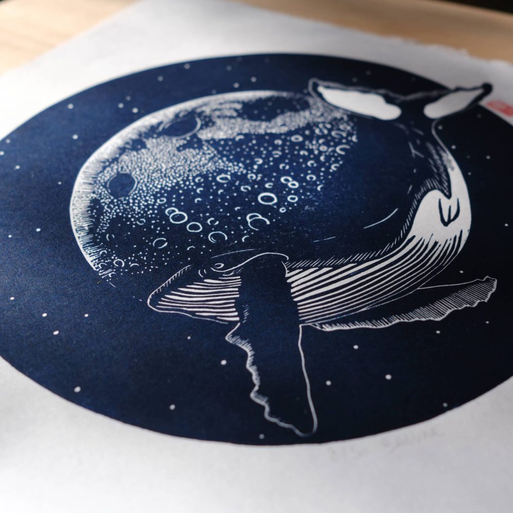 linogravure ; oeuvre originale ; atelier du lys ; Montpellier ; suzon bastide ; onirique ; rêve ; poésie ; liberté ; céleste ; poétique ; bébé ; enfant ; mer ; ciel ; nuit ; étoiles ; lune ; nocturne ; balune ; baleine océan ; linogravure onirique balune