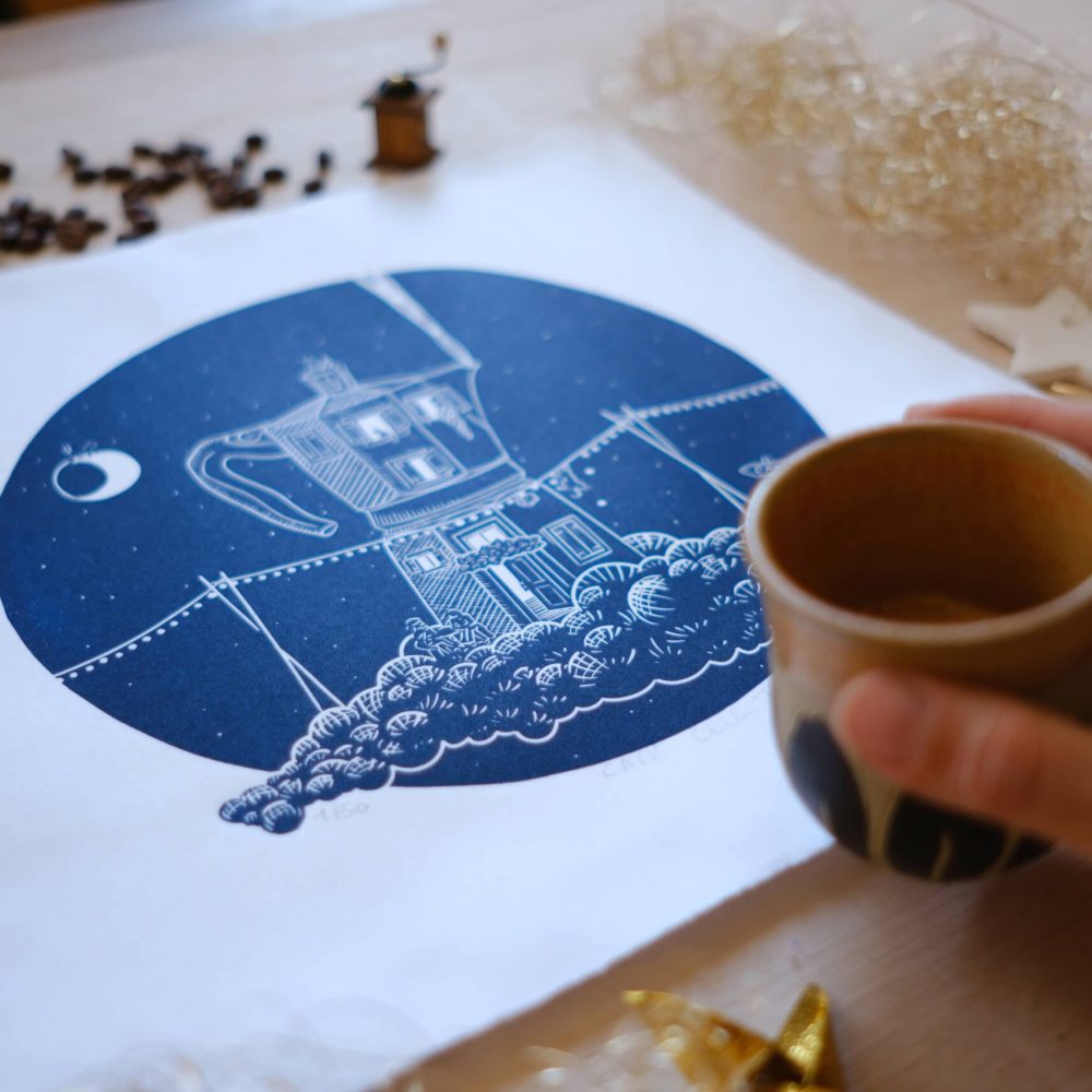 linogravure ; oeuvre originale ; atelier du lys ; Montpellier ; suzon bastide ; onirique ; rêve ; poésie ; liberté ; nuages ; céleste ; poétique ; bébé ; enfant ; mer ; ciel ; nuit ; étoiles ; lune ; nocturne ; café , chats ; cafetière ; linogravure onirique café céleste