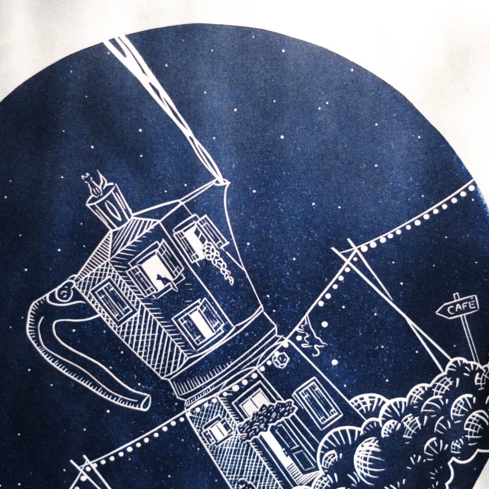 linogravure ; oeuvre originale ; atelier du lys ; Montpellier ; suzon bastide ; onirique ; rêve ; poésie ; liberté ; nuages ; céleste ; poétique ; bébé ; enfant ; mer ; ciel ; nuit ; étoiles ; lune ; nocturne ; café , chats ; cafetière ; linogravure onirique café céleste
