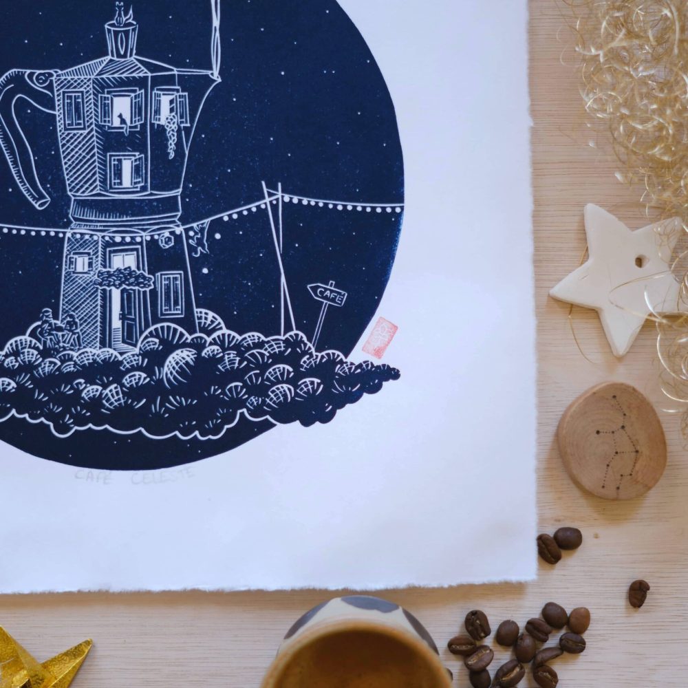 linogravure ; oeuvre originale ; atelier du lys ; Montpellier ; suzon bastide ; onirique ; rêve ; poésie ; liberté ; nuages ; céleste ; poétique ; bébé ; enfant ; mer ; ciel ; nuit ; étoiles ; lune ; nocturne ; café , chats ; cafetière ; linogravure onirique café céleste
