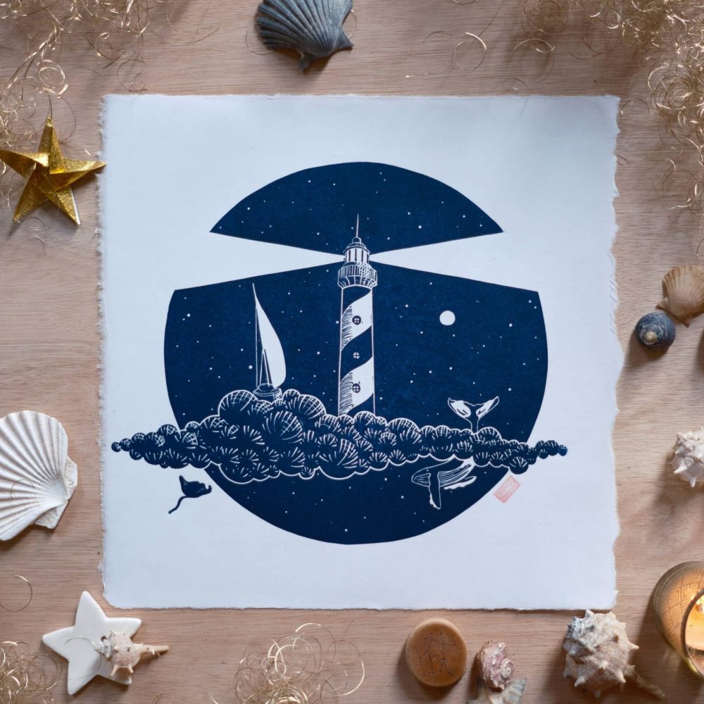 linogravure ; oeuvre originale ; atelier du lys ; Montpellier ; suzon bastide ; onirique ; rêve ; poésie ; liberté ; nuages ; céleste ; poétique ; bébé ; enfant ; mer ; ciel ; nuit ; étoiles ; lune ; nocturne ; phare ; baleine ; voilier ; océan ; raie ; linogravure onirique escale céleste