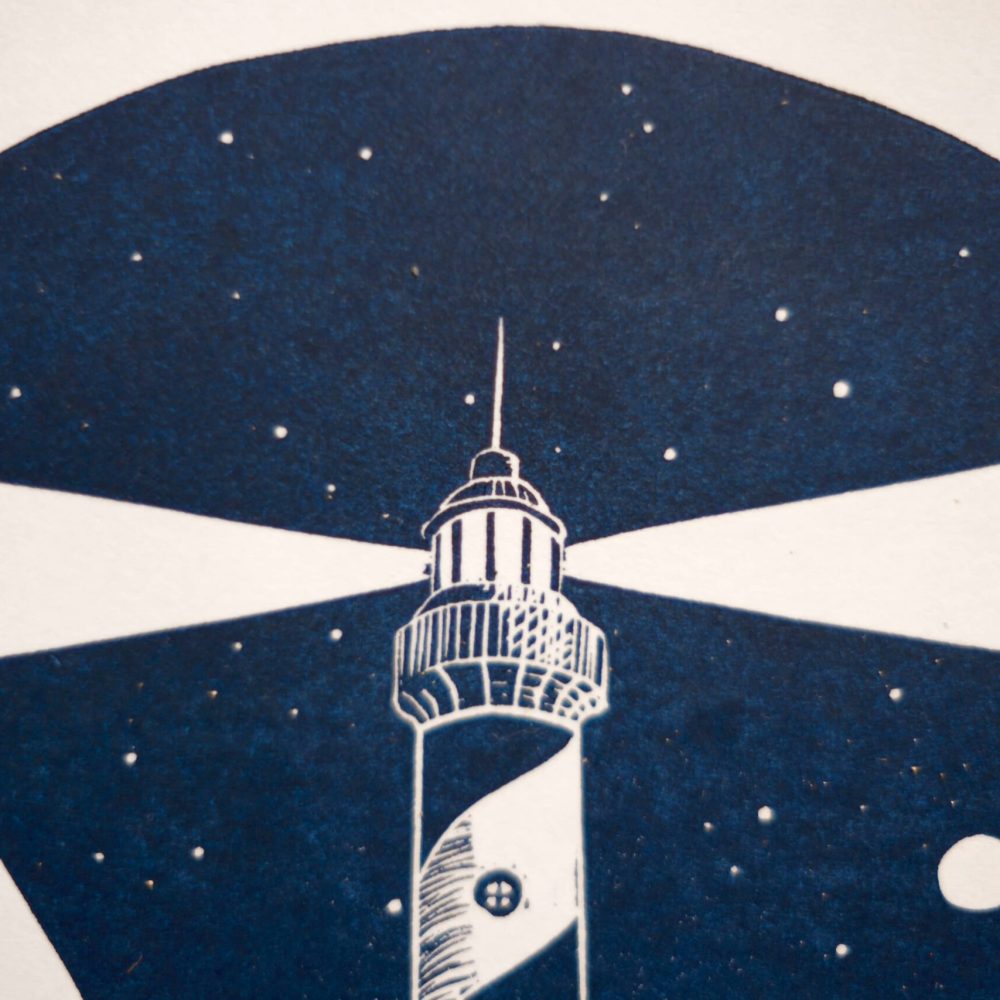 linogravure ; oeuvre originale ; atelier du lys ; Montpellier ; suzon bastide ; onirique ; rêve ; poésie ; liberté ; nuages ; céleste ; poétique ; bébé ; enfant ; mer ; ciel ; nuit ; étoiles ; lune ; nocturne ; phare ; baleine ; voilier ; océan ; raie ; linogravure onirique escale céleste