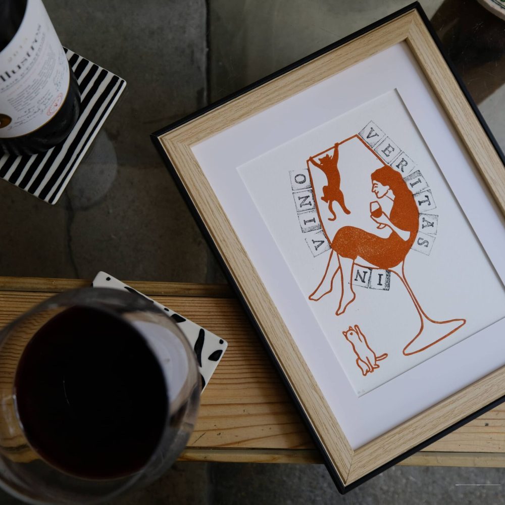 in vino veritas ; linogravure ; oeuvre originale ; atelier du lys ; Montpellier ; suzon bastide ; vin ; chat ; poésie