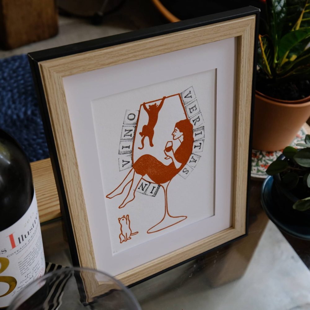 in vino veritas ; linogravure ; oeuvre originale ; atelier du lys ; Montpellier ; suzon bastide ; vin ; chat ; poésie