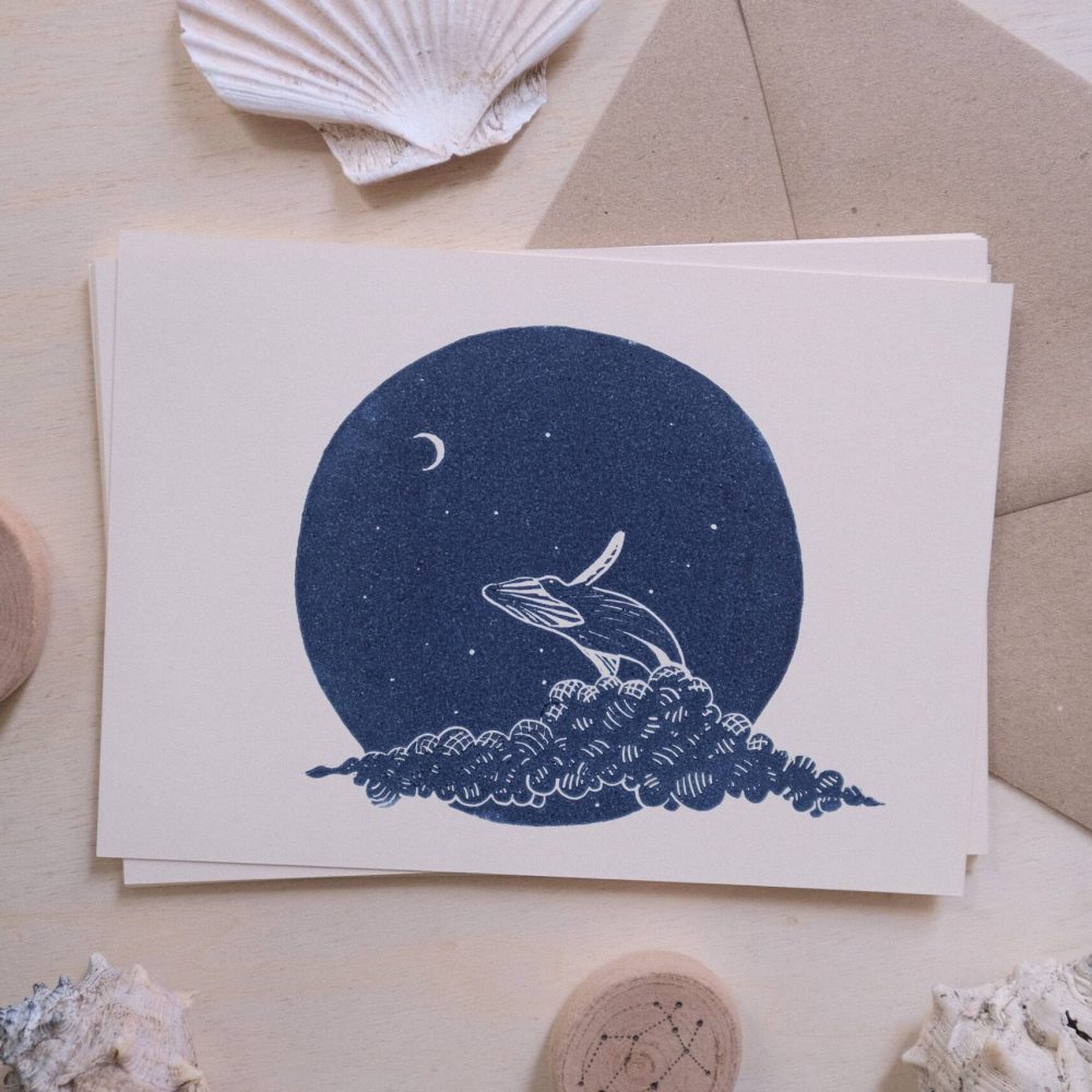 linogravure ; oeuvre originale ; atelier du lys ; Montpellier ; suzon bastide ; onirique ; rêve ; poésie ; liberté ; nuages ; céleste ; poétique ; bébé ; enfant ; voilier ; phare ; baleine ; mer ; ciel ; nuit ; étoiles ; lune ; nocturne ; linogravure onirique baleine céleste