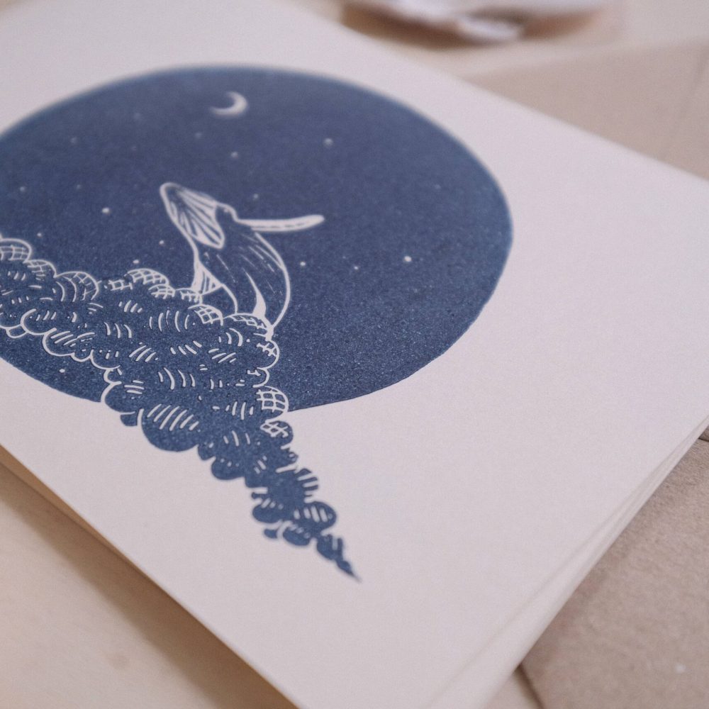 linogravure ; oeuvre originale ; atelier du lys ; Montpellier ; suzon bastide ; onirique ; rêve ; poésie ; liberté ; nuages ; céleste ; poétique ; bébé ; enfant ; voilier ; phare ; baleine ; mer ; ciel ; nuit ; étoiles ; lune ; nocturne ; linogravure onirique baleine céleste
