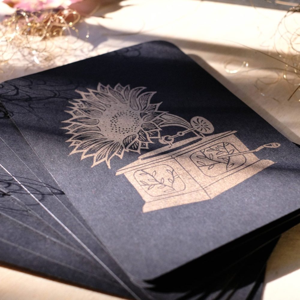 linogravure ; oeuvre originale ; atelier du lys ; Montpellier ; suzon bastide ; vintage ; or ; doré ; brocante ; brocante fleurie ; végétal ; onirique ; rêve ; musique ; tourne-sol ; tourne-disque ; poésie