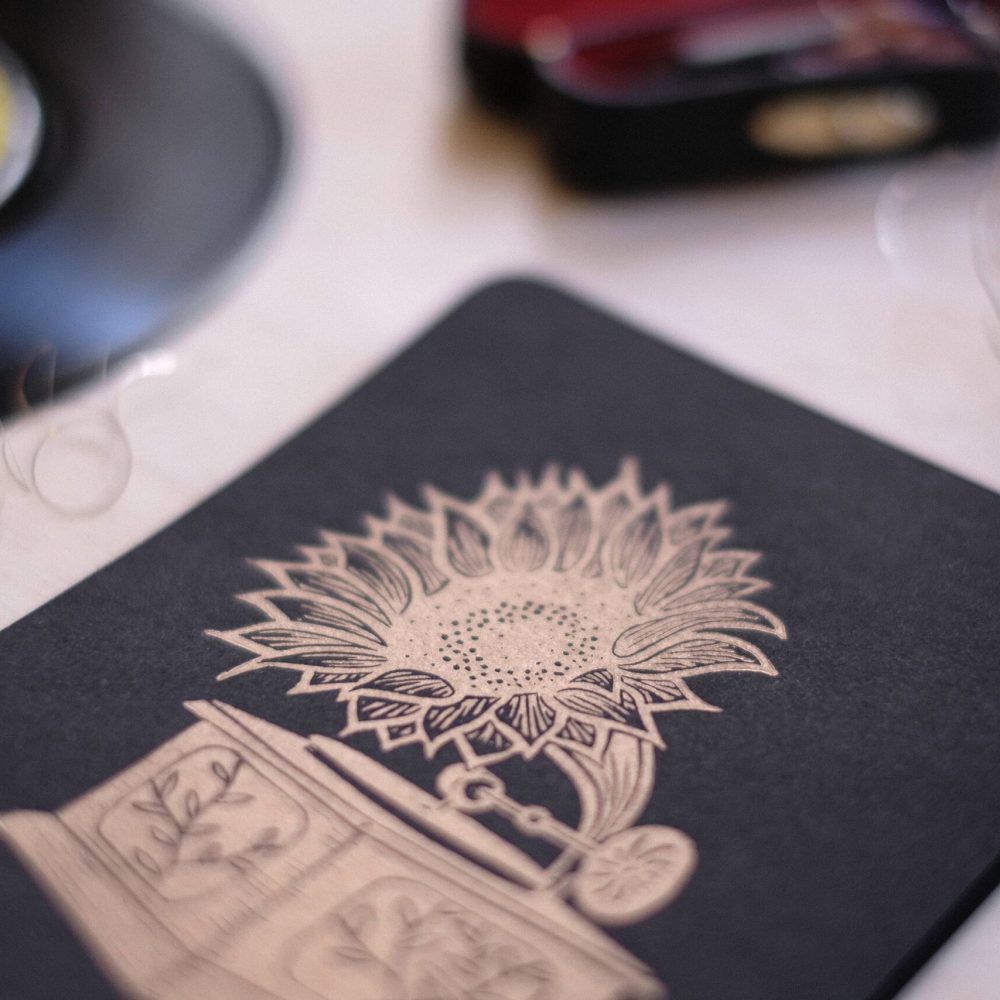 linogravure ; oeuvre originale ; atelier du lys ; Montpellier ; suzon bastide ; vintage ; or ; doré ; brocante ; brocante fleurie ; végétal ; onirique ; rêve ; musique ; tourne-sol ; tourne-disque ; poésie