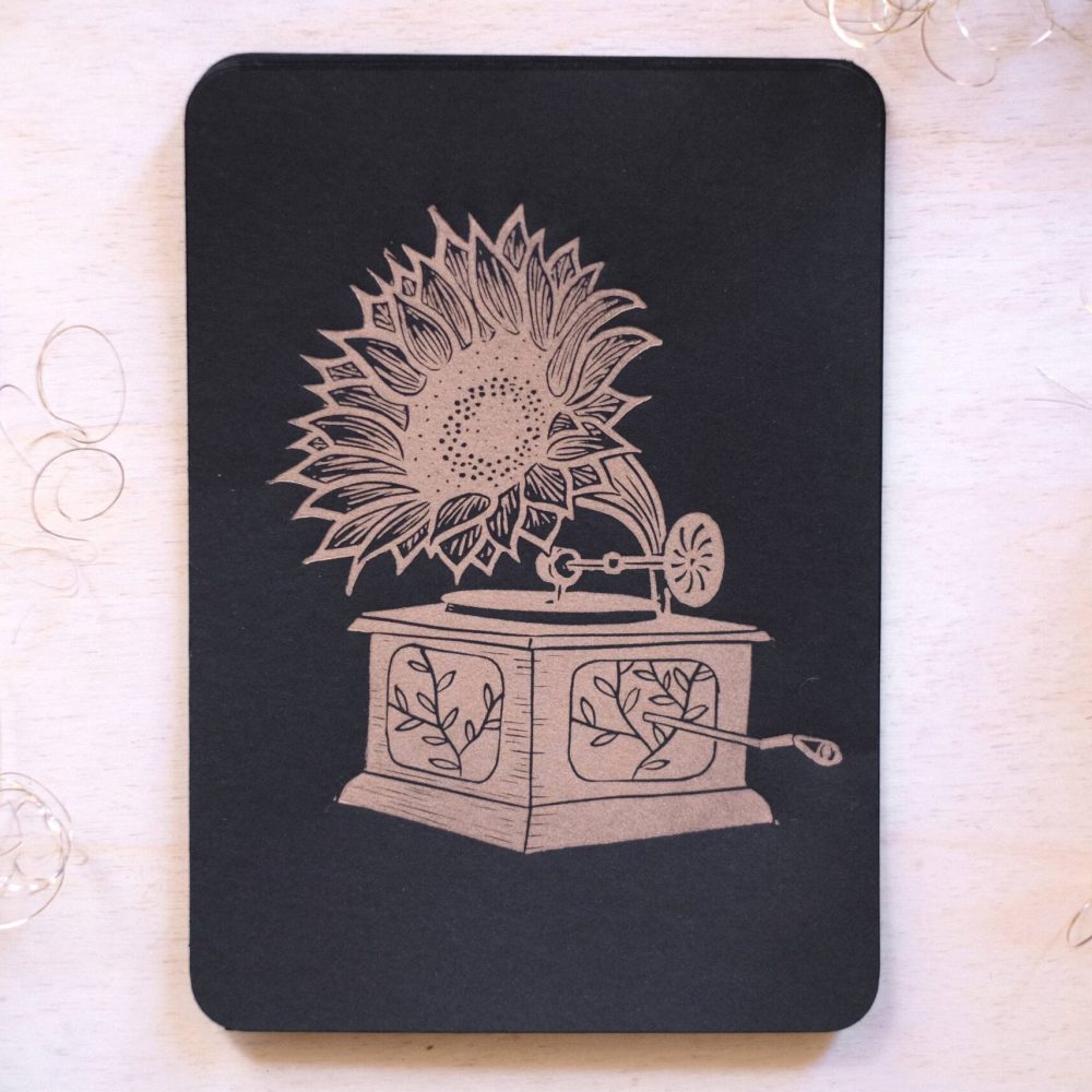 linogravure ; oeuvre originale ; atelier du lys ; Montpellier ; suzon bastide ; vintage ; or ; doré ; brocante ; brocante fleurie ; végétal ; onirique ; rêve ; musique ; tourne-sol ; tourne-disque ; poésie