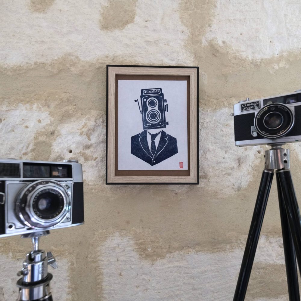 linogravure ; oeuvre originale ; atelier du lys ; Montpellier ; suzon bastide ; onirique ; rêve ; photographie ; photographe ; camera ; camera man ; absurde ; vintage ; brocante ; bleu ; poésie