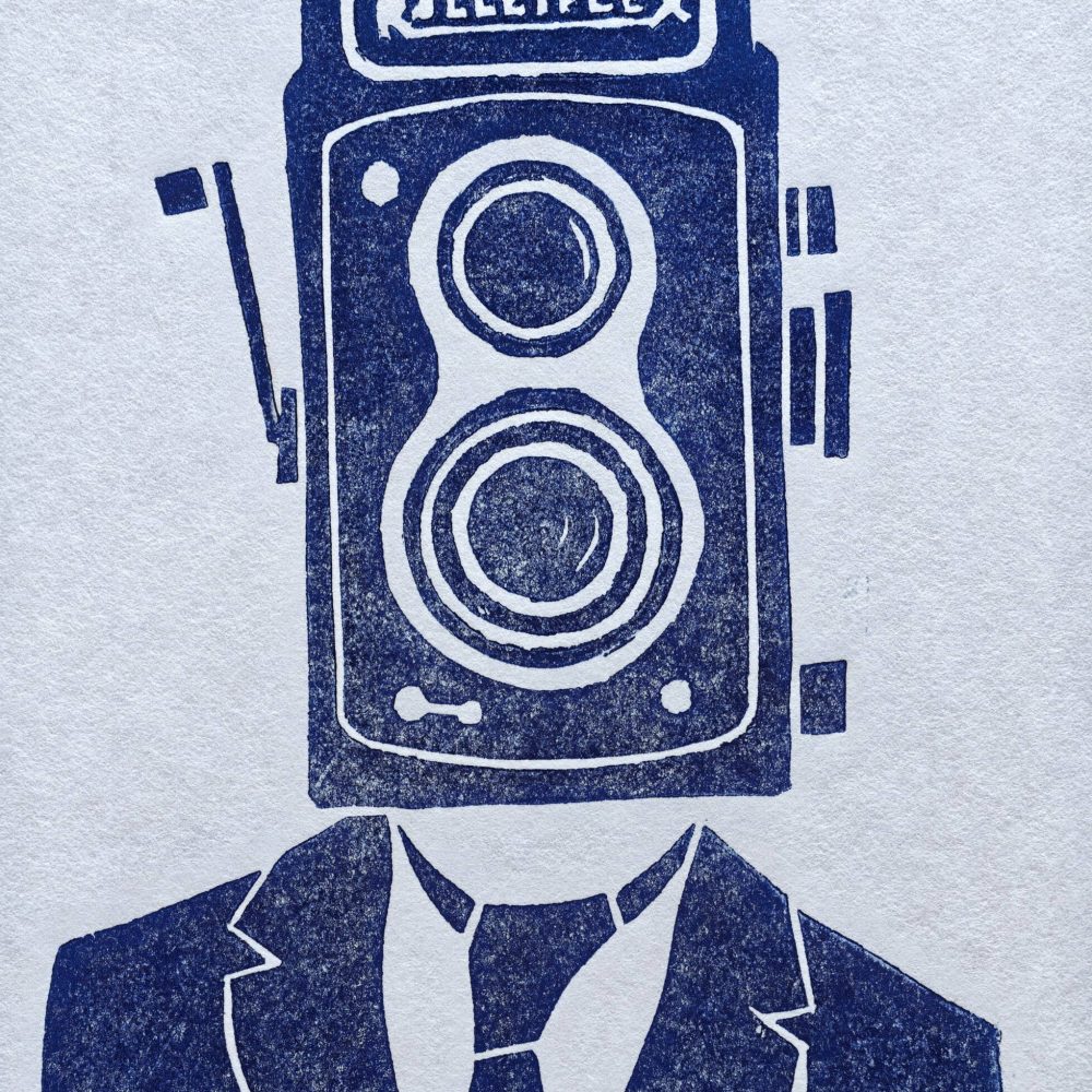 linogravure ; oeuvre originale ; atelier du lys ; Montpellier ; suzon bastide ; onirique ; rêve ; photographie ; photographe ; camera ; camera man ; absurde ; vintage ; brocante ; bleu ; poésie