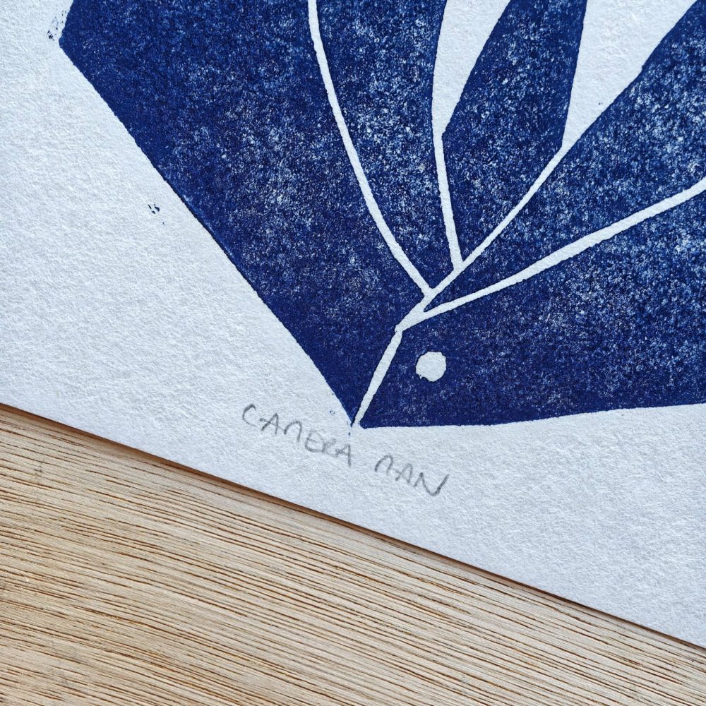 linogravure ; oeuvre originale ; atelier du lys ; Montpellier ; suzon bastide ; onirique ; rêve ; photographie ; photographe ; camera ; camera man ; absurde ; vintage ; brocante ; bleu ; poésie