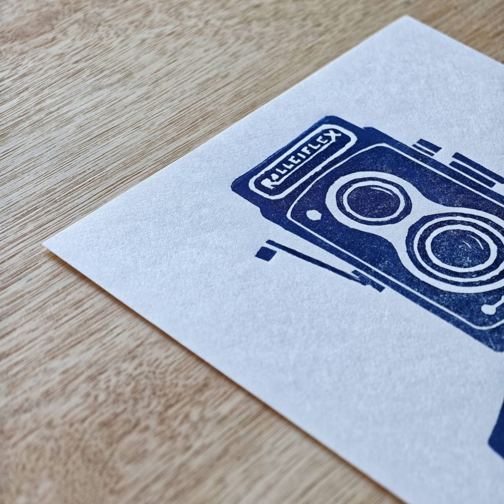 linogravure ; oeuvre originale ; atelier du lys ; Montpellier ; suzon bastide ; onirique ; rêve ; photographie ; photographe ; camera ; camera man ; absurde ; vintage ; brocante ; bleu ; poésie