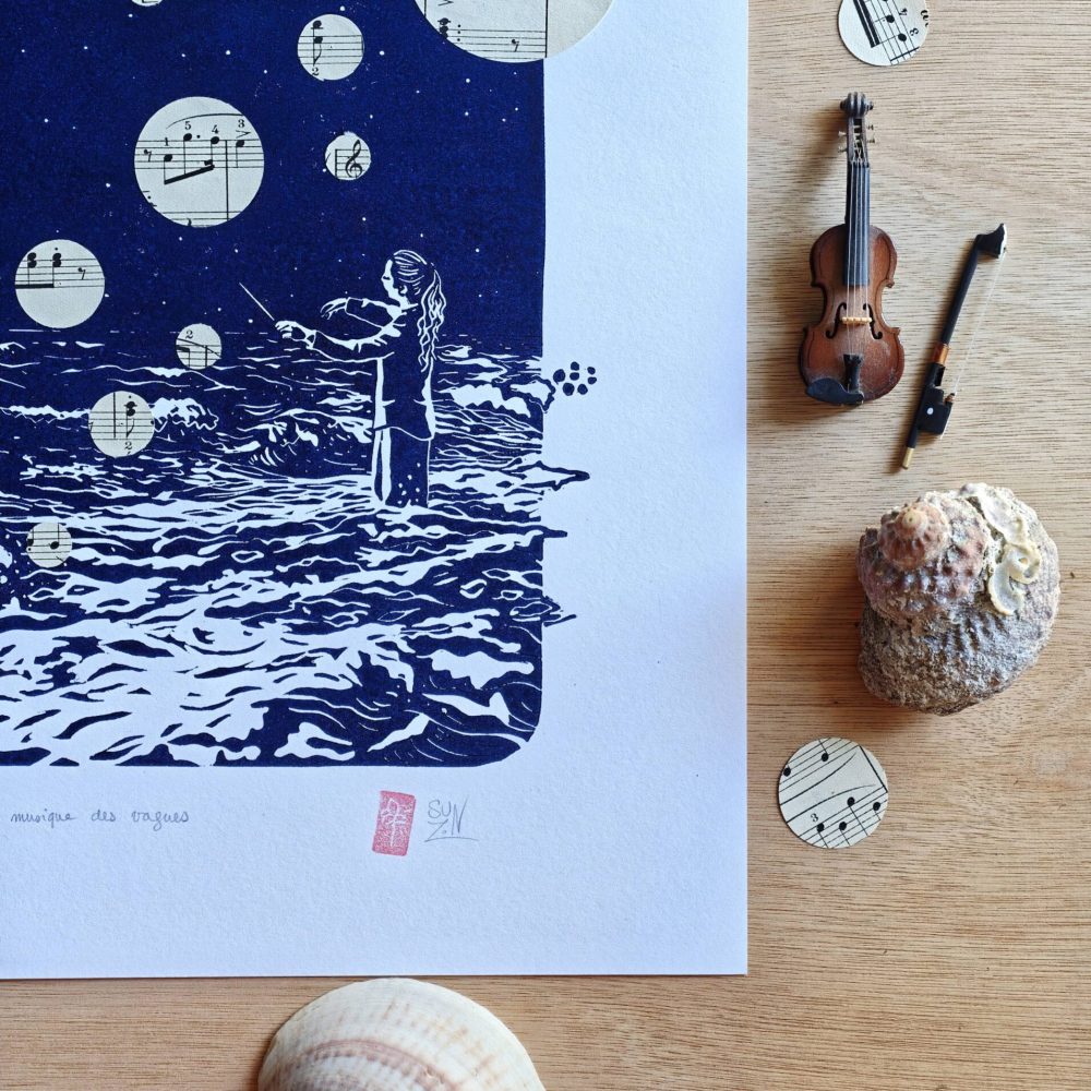 linogravure ; oeuvre originale ; atelier du lys ; Montpellier ; suzon bastide ; onirique ; rêve ; poésie ; liberté ; céleste ; poétique ; bébé ; enfant ; mer ; ciel ; nuit ; étoiles ; lune ; nocturne ; musique ; océan ; linogravure onirique ; magique