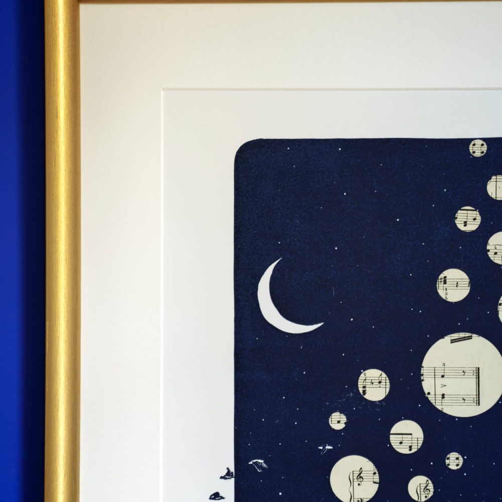 linogravure ; oeuvre originale ; atelier du lys ; Montpellier ; suzon bastide ; onirique ; rêve ; poésie ; liberté ; céleste ; poétique ; bébé ; enfant ; mer ; ciel ; nuit ; étoiles ; lune ; nocturne ; musique ; océan ; linogravure onirique ; magique