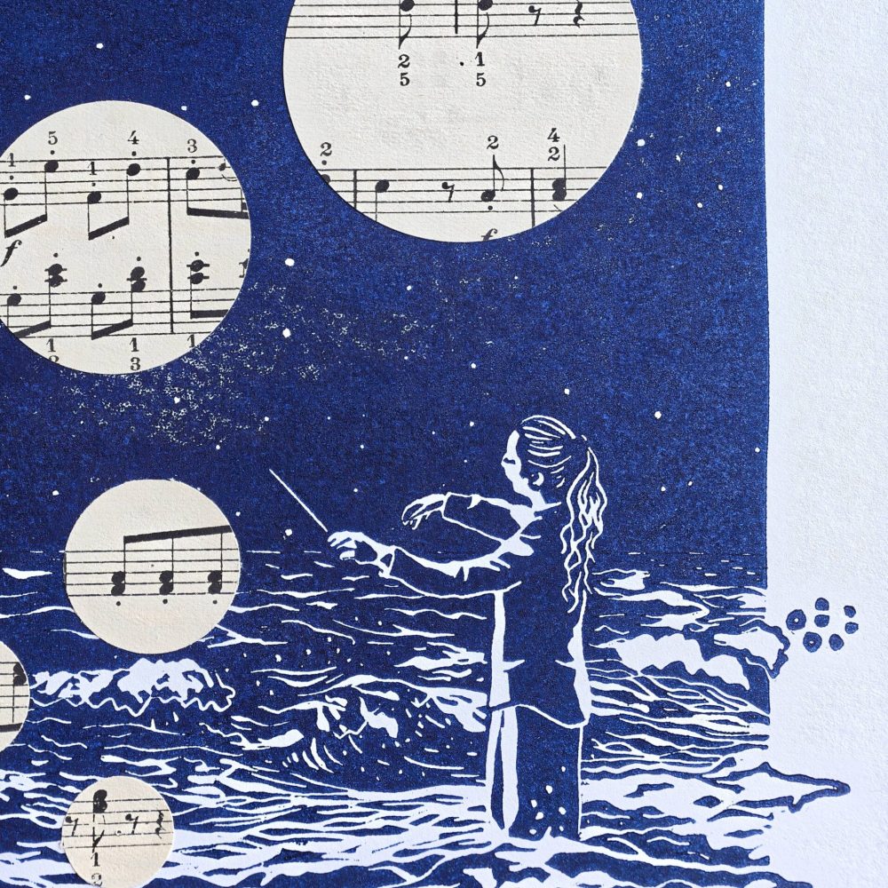 linogravure ; oeuvre originale ; atelier du lys ; Montpellier ; suzon bastide ; onirique ; rêve ; poésie ; liberté ; céleste ; poétique ; bébé ; enfant ; mer ; ciel ; nuit ; étoiles ; lune ; nocturne ; musique ; océan ; linogravure onirique ; magique