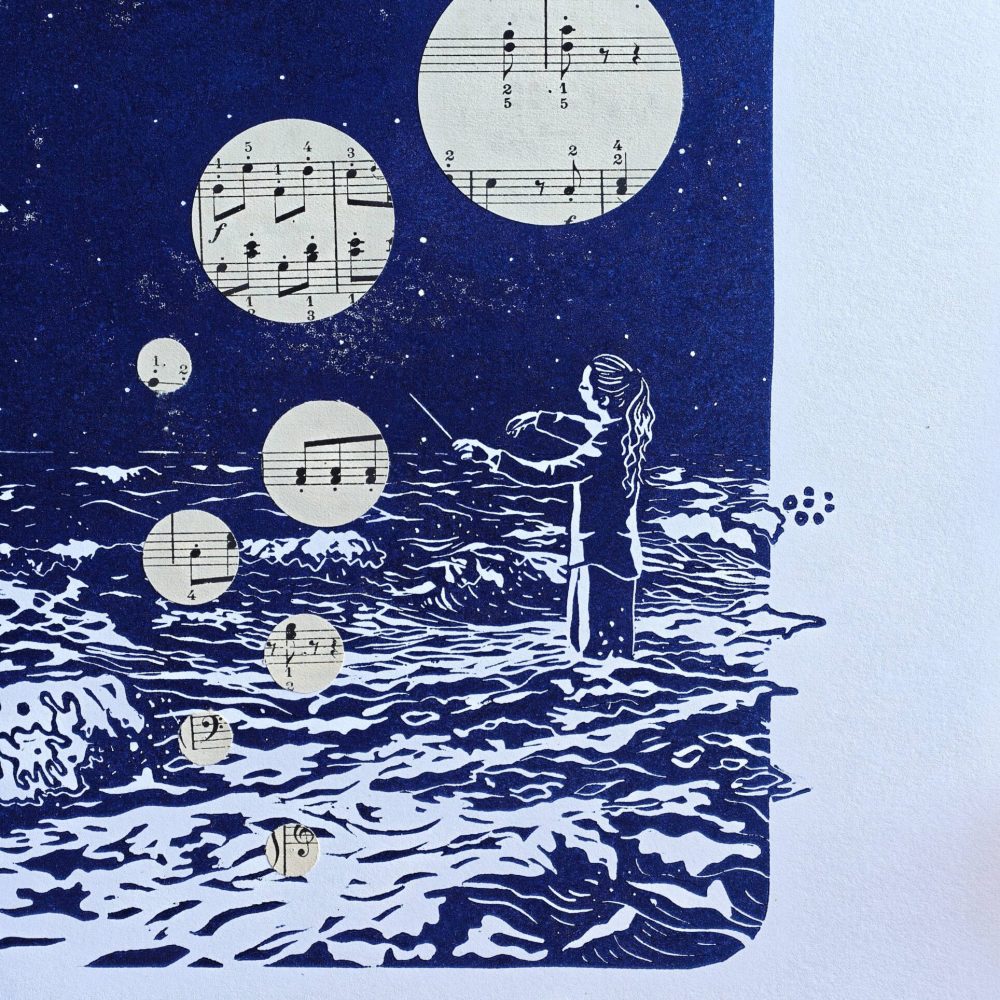 linogravure ; oeuvre originale ; atelier du lys ; Montpellier ; suzon bastide ; onirique ; rêve ; poésie ; liberté ; céleste ; poétique ; bébé ; enfant ; mer ; ciel ; nuit ; étoiles ; lune ; nocturne ; musique ; océan ; linogravure onirique ; magique
