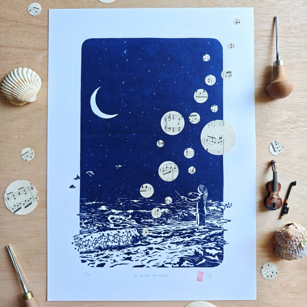 linogravure ; oeuvre originale ; atelier du lys ; Montpellier ; suzon bastide ; onirique ; rêve ; poésie ; liberté ; céleste ; poétique ; bébé ; enfant ; mer ; ciel ; nuit ; étoiles ; lune ; nocturne ; musique ; océan ; linogravure onirique ; magique