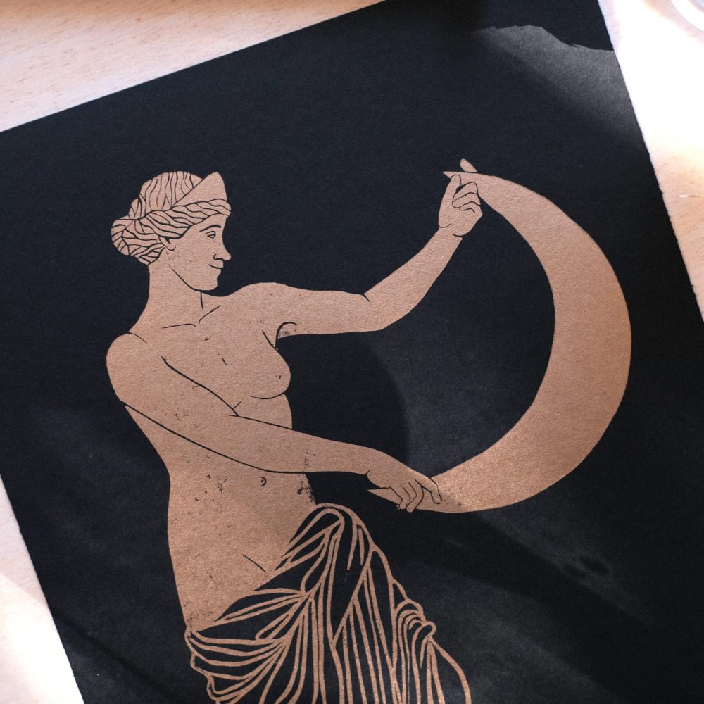 lune antique ; artemis ; linogravure ; oeuvre originale ; atelier du lys ; Montpellier ; suzon bastide ; antiquité ; or ; doré ; lune ; onirique ; rêve ; sculpture ; drapé ; poésie