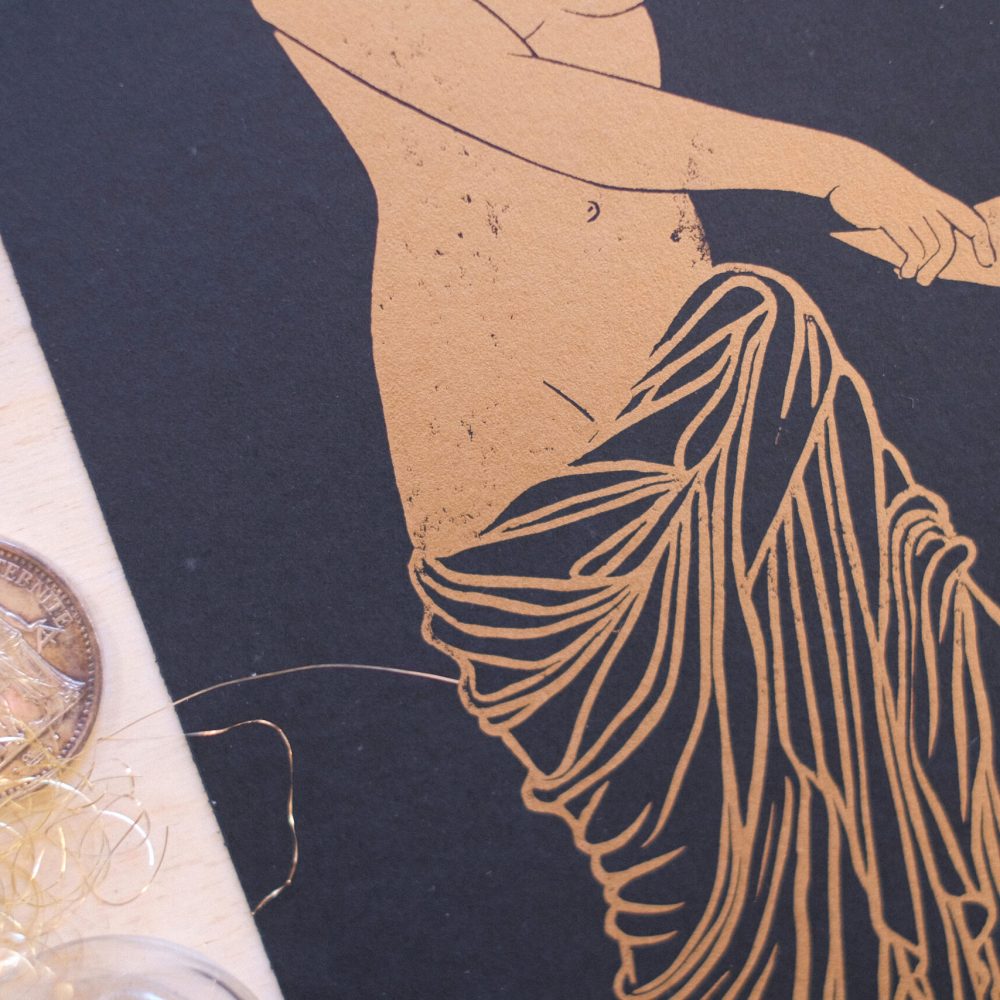lune antique ; artemis ; linogravure ; oeuvre originale ; atelier du lys ; Montpellier ; suzon bastide ; antiquité ; or ; doré ; lune ; onirique ; rêve ; sculpture ; drapé ; poésie