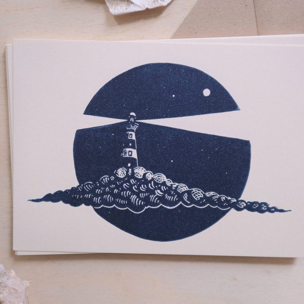 linogravure ; oeuvre originale ; atelier du lys ; Montpellier ; suzon bastide ; onirique ; rêve ; poésie ; liberté ; nuages ; céleste ; poétique ; bébé ; enfant ; voilier ; phare ; baleine ; mer ; ciel ; nuit ; étoiles ; lune ; nocturne ; linogravure onirique phare céleste