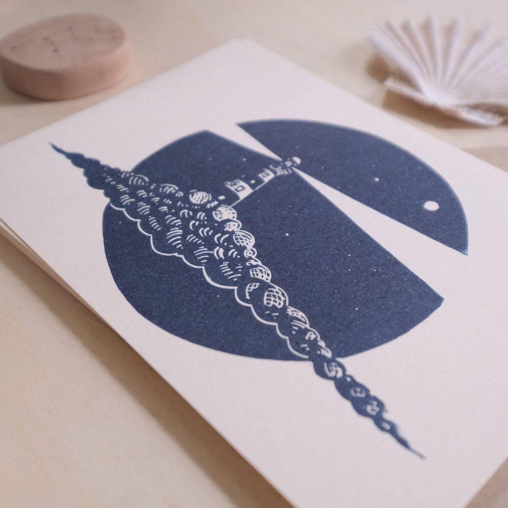 linogravure ; oeuvre originale ; atelier du lys ; Montpellier ; suzon bastide ; onirique ; rêve ; poésie ; liberté ; nuages ; céleste ; poétique ; bébé ; enfant ; voilier ; phare ; baleine ; mer ; ciel ; nuit ; étoiles ; lune ; nocturne ; linogravure onirique phare céleste