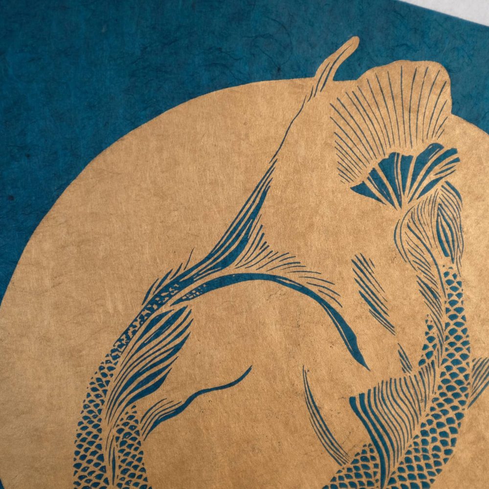 poissons d'amour ; carpes ; amour ; linogravure ; oeuvre originale ; atelier du lys ; Montpellier ; suzon bastide ; or ; doré ; poisson ; onirique ; rêve ; bleu ; mariage ; poésie