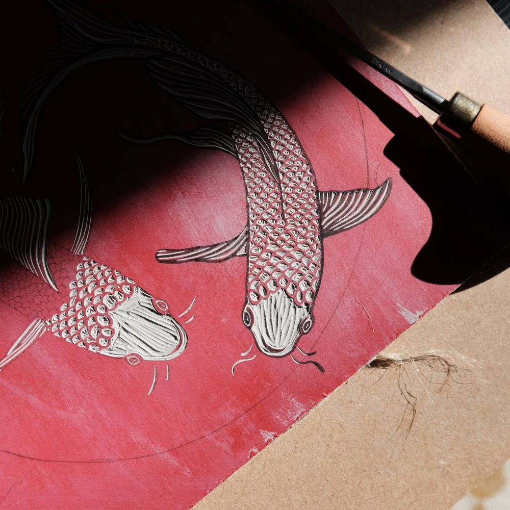 poissons d'amour ; carpes ; amour ; linogravure ; oeuvre originale ; atelier du lys ; Montpellier ; suzon bastide ; or ; doré ; poisson ; onirique ; rêve ; bleu ; mariage ; poésie