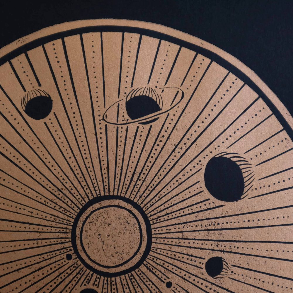 système solaire ; linogravure ; oeuvre originale ; atelier du lys ; Montpellier ; suzon bastide ; espace ; lune ; soleil ; cuivre ; poésie ; question