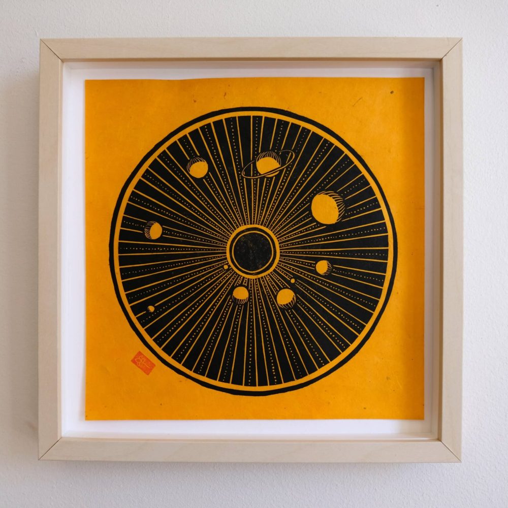 système solaire ; linogravure ; oeuvre originale ; atelier du lys ; Montpellier ; suzon bastide ; espace ; lune ; soleil ; jaune ; poésie
