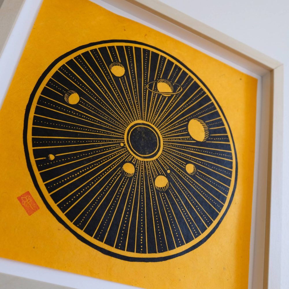 système solaire ; linogravure ; oeuvre originale ; atelier du lys ; Montpellier ; suzon bastide ; espace ; lune ; soleil ; jaune ; poésie