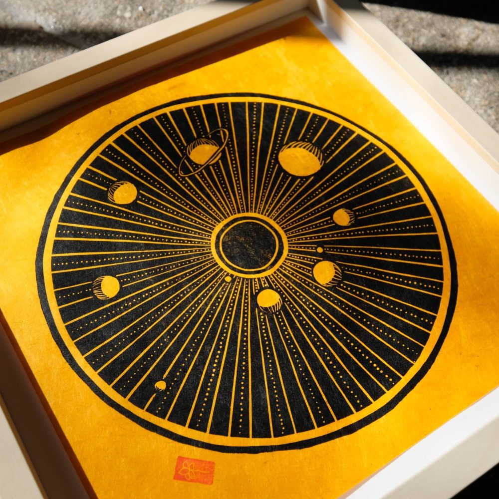 système solaire ; linogravure ; oeuvre originale ; atelier du lys ; Montpellier ; suzon bastide ; espace ; lune ; soleil ; jaune ; poésie