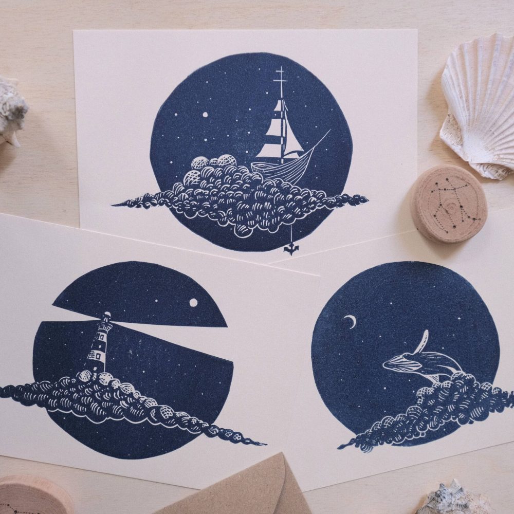 linogravure ; oeuvre originale ; atelier du lys ; Montpellier ; suzon bastide ; onirique ; rêve ; poésie ; liberté ; nuages ; céleste ; poétique ; bébé ; enfant ; voilier ; phare ; baleine ; mer ; ciel ; nuit ; étoiles ; lune ; nocturne ; linogravures oniriques trio céleste ; panier