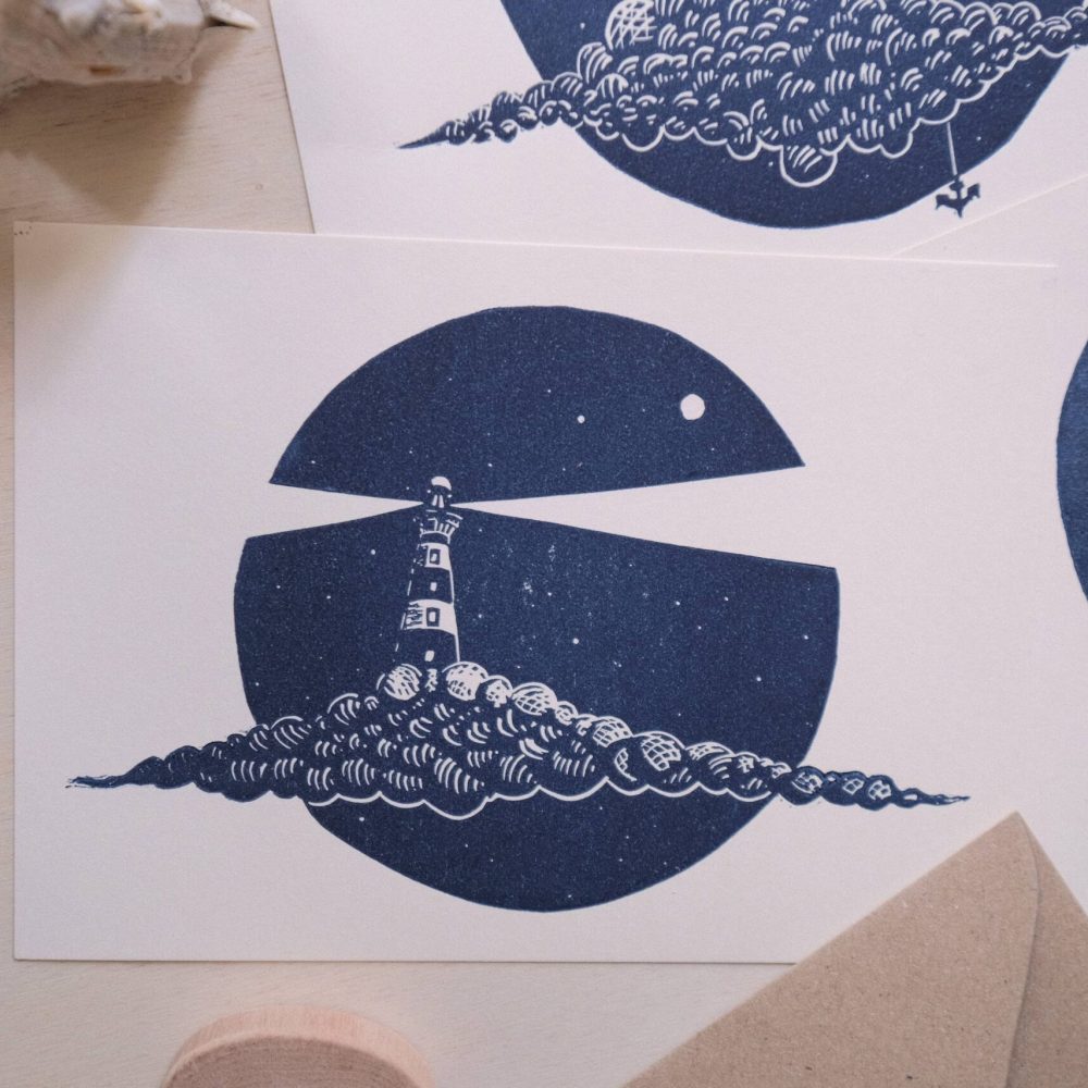 linogravure ; oeuvre originale ; atelier du lys ; Montpellier ; suzon bastide ; onirique ; rêve ; poésie ; liberté ; nuages ; céleste ; poétique ; bébé ; enfant ; voilier ; phare ; baleine ; mer ; ciel ; nuit ; étoiles ; lune ; nocturne ; linogravures oniriques trio céleste